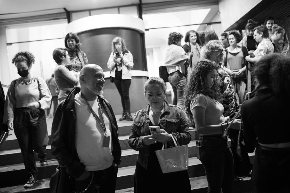 A la salida del Cine Magaly nuestros invitades y querido público, regularmente conversan e intercambian impresiones sobre las películas del Festival, de un #CineQueAgita.