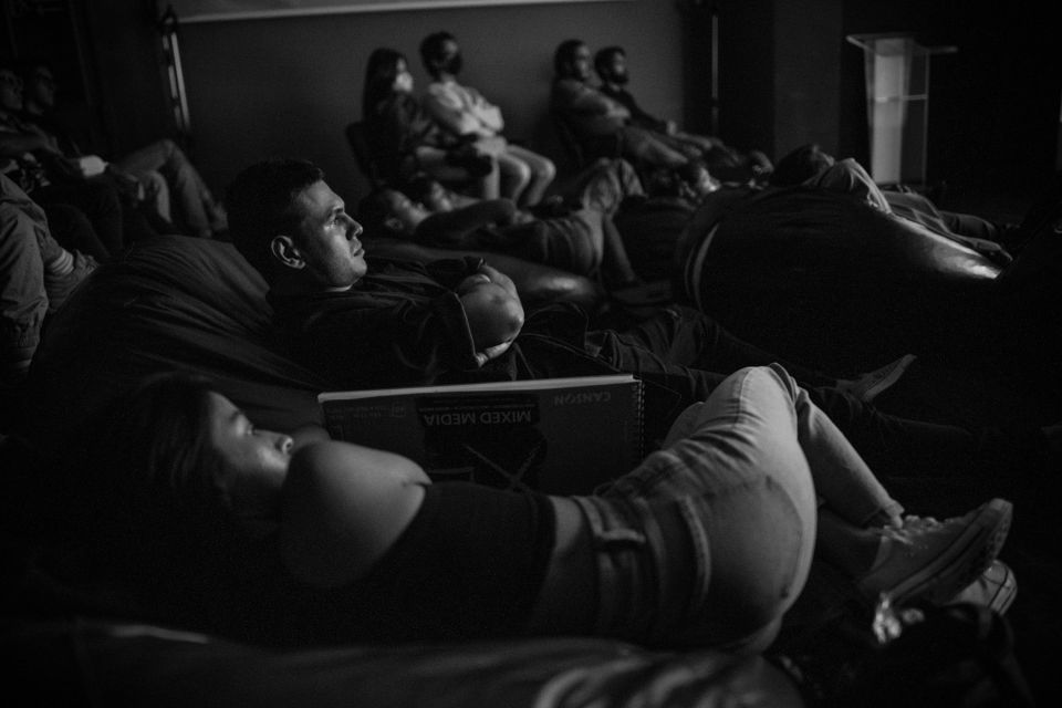 En la Sala Gómez Miralles del Centro de Cine, los puff permiten que les asistentes al Festival puedan disfrutar del cine como en la comodidad de su casa.