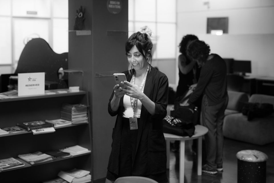 “Yo veo una labor muy creativa y una actitud de resistencia en el acto de promocionar y defender al cine independiente”, expresó la invitada argentina María Vera, quien interactuaba al teléfono antes de impartir un taller de Formación CRFIC sobre los desafíos de la producción y distribución de cine en Latinoamérica.