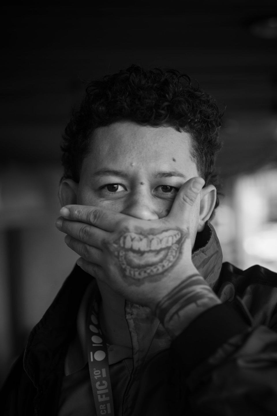 El actor guatemalteco Rudy Rodríguez, quien encarna a Andrés en la película Cadejo Blanco (2021), un thriller sobre las pandillas en Guatemala, se intercambia el rostro con esta sonrisa tatuada en su mano.