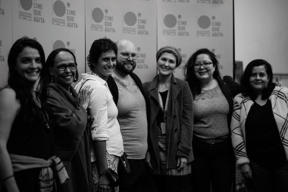 Después de la función de los cortometrajes que participan en la competencia nacional, los y las directoras Sofía Quirós, Alberto Amieva Leiva, Gabriel Serra, Charlie López, Marcela Esquivel y Colectivo en Fuga, reciben los aplausos del público y posan para la foto de rigor.