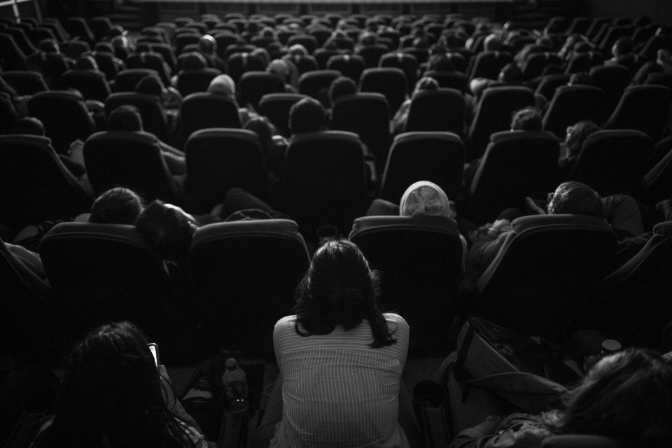 El #CineQueAgita cautiva las miradas de les espectadores y les sumerge en el disfrute de la experiencia cinematográfica.