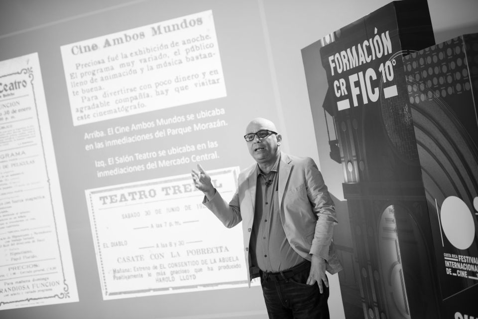 El arquitecto, investigador y crítico, Andrés Fernández, disertó en Formación CRFIC “San José: De los teatros a los cines”, una breve historia espacial del cine en la ciudad capital, San José, la cual recibió aplausos de las personas asistentes.