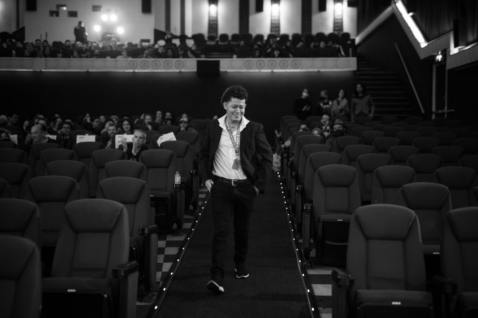 Lleno de entusiasmo, Rudy Rodíguez, actor del filme Cadejo Blanco (2021), se dirige a el escenario del Magaly para compartir su experiencia al realizar la película.