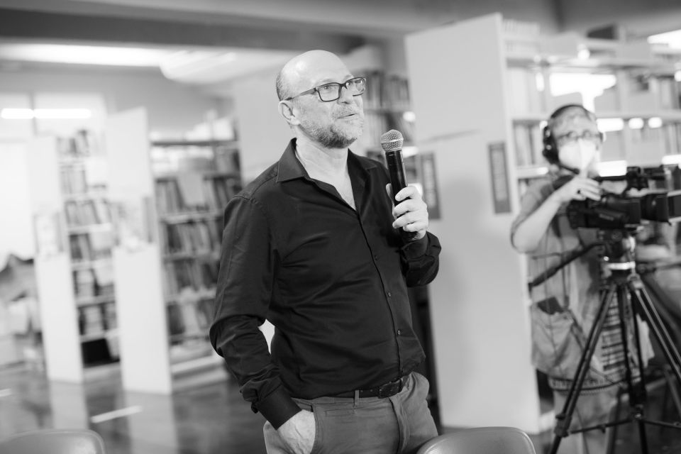 El productor de canal Quince UCR, Ronald Díaz, interactuó como público en las actividades de Formación CRFIC, al mismo tiempo que dirigía las grabaciones que pronto serán compartidas por el canal universitario y las redes sociales del Festival.