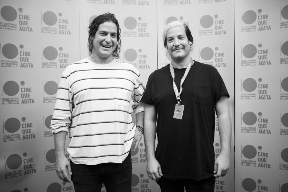 El director de fotografía del documental Salaryman (2022), Eduardo Uribe, posa contento con su hermano gemelo Sebastián (izquierda).