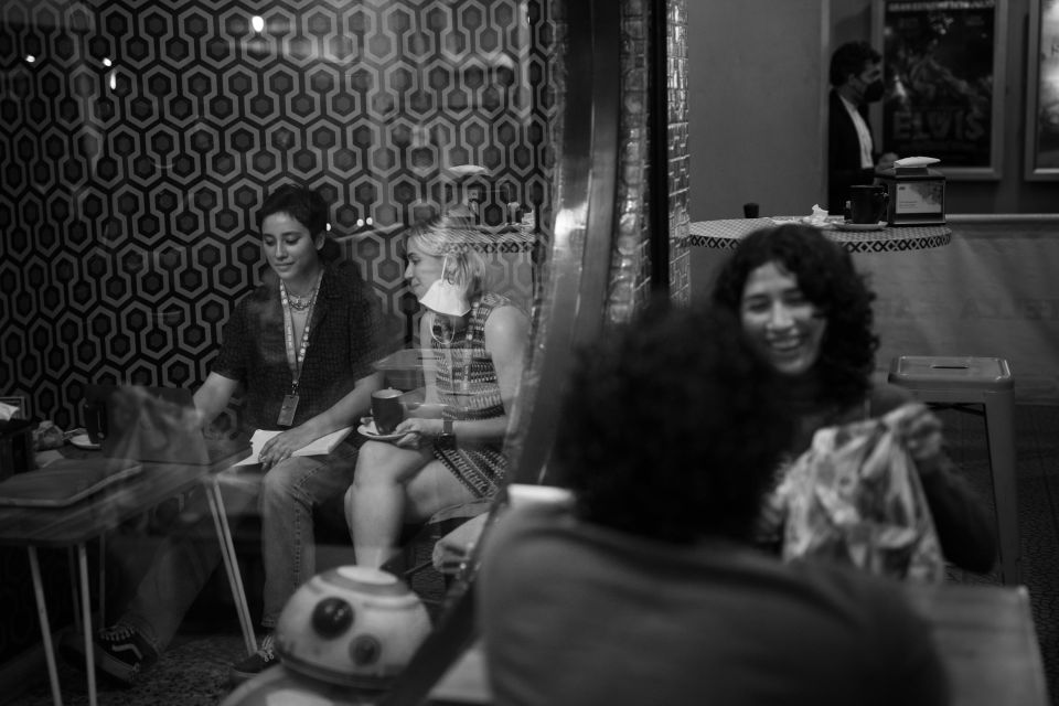 A la salida del Cine Magaly nuestros invitades y querido público, regularmente conversan e intercambian impresiones sobre las películas del Festival, de un #CineQueAgita.