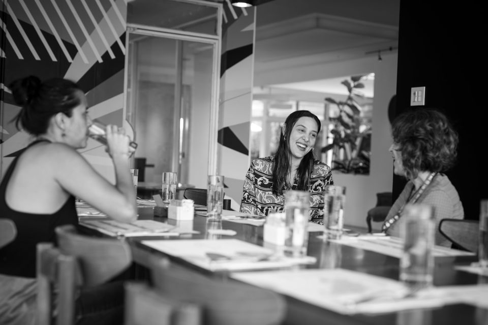 La dedicada del Festival, Lynne Sachs, compartió en La Cafeoteca en Barrio Escalante, conocimientos y experiencias con cineastas mujeres; en la foto Laura Ángel y Sofía Quirós