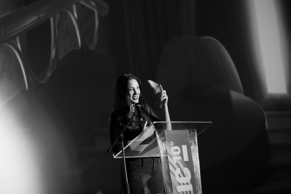 La cineasta Sofía Quirós recibió el galardón por Mejor cortometraje nacional, por su película “El silencio de los niños” (2021), una historia adaptada de un texto teatral.