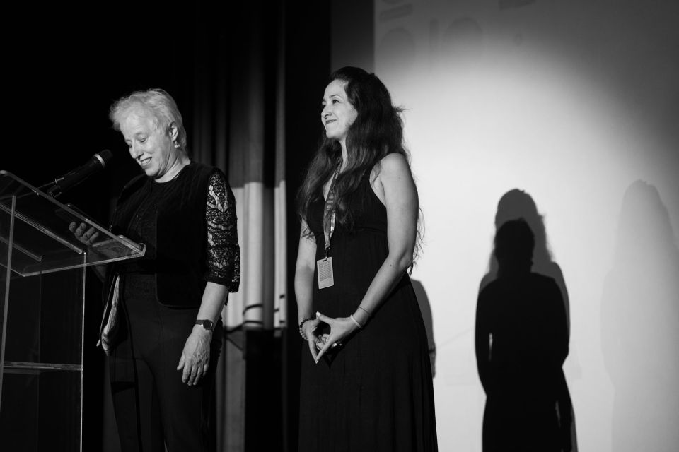 El jurado de Industria CRFIC estuvo integrado por Gudula Meinzolt de Alemania (izquierda), Karolina Hernández de Costa Rica (derecha) y Zsuzsi Bankuti de Hungría, quien atendió sus responsabilidades desde su residencia en Suiza.