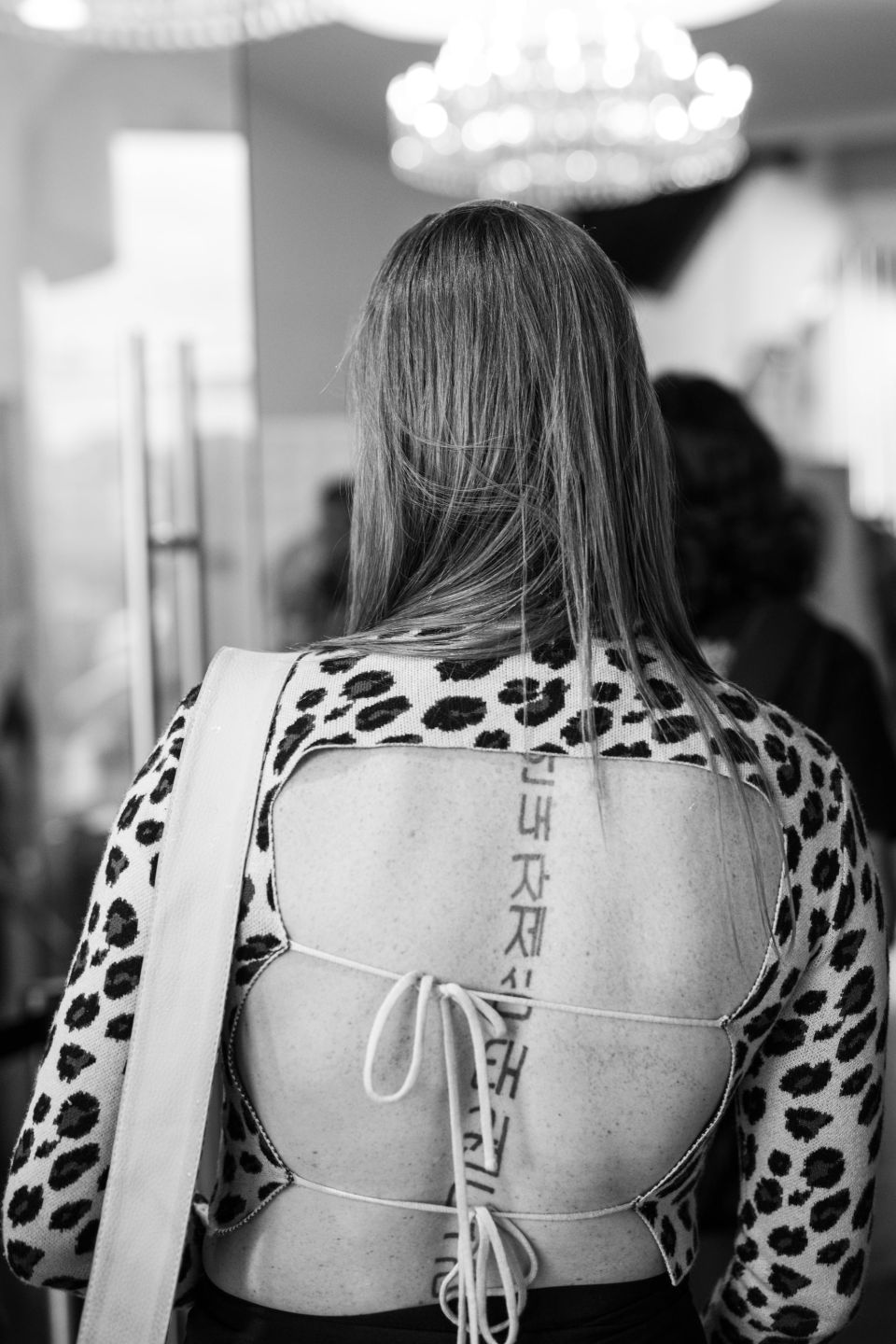 El traje perfecto para un tatuaje a lo largo de la espina dorsal de una espectadora asistente al Cine Magaly.