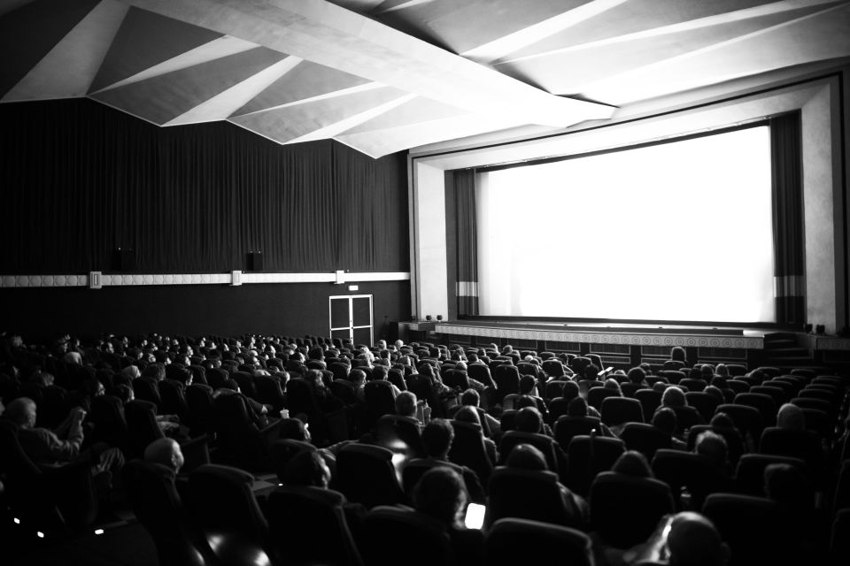 En su estreno nacional en el Cine Magaly, el largometraje Salaryman de la directora Allegra Pacheco fue un éxito de convocatoria. El documental fue seleccionado para la Competencia centroamericana y caribeña de largometrajes del 10CRFIC.