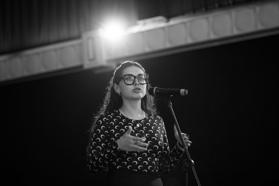 La directora del Museo de Arte y Diseño Contemporáneo, Paz Monge, participó en una sesión de preguntas y respuestas luego de la proyección en el Cine Magaly del largometraje en competencia Salaryman de Allegra Pacheco.