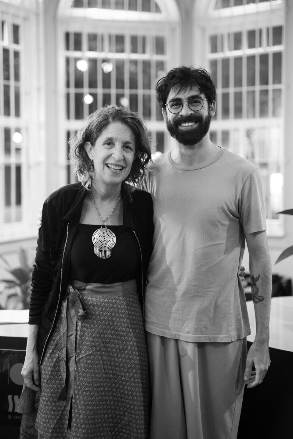 La dedicada del 10CRFIC Lynne Sachs, directora y poeta nacida en Memphis, Tennessee, Estados Unidos, y el cineasta costarricense Cristóbal Serra posan afables para el retrato de rigor en el emblemático Centro de Cine. Sonrisas, saberes y complicidad se intercambian durante la tutoría que Sachs facilita en el marco del Festival.