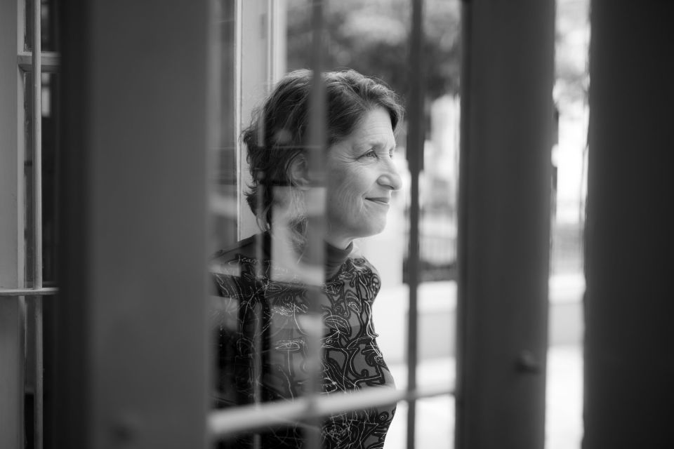 “Una moneda por tus pensamientos”. Lynne Sachs, cineasta y poeta estadounidense, durante un descanso en su apretada agenda como dedicada del 10CRFIC.