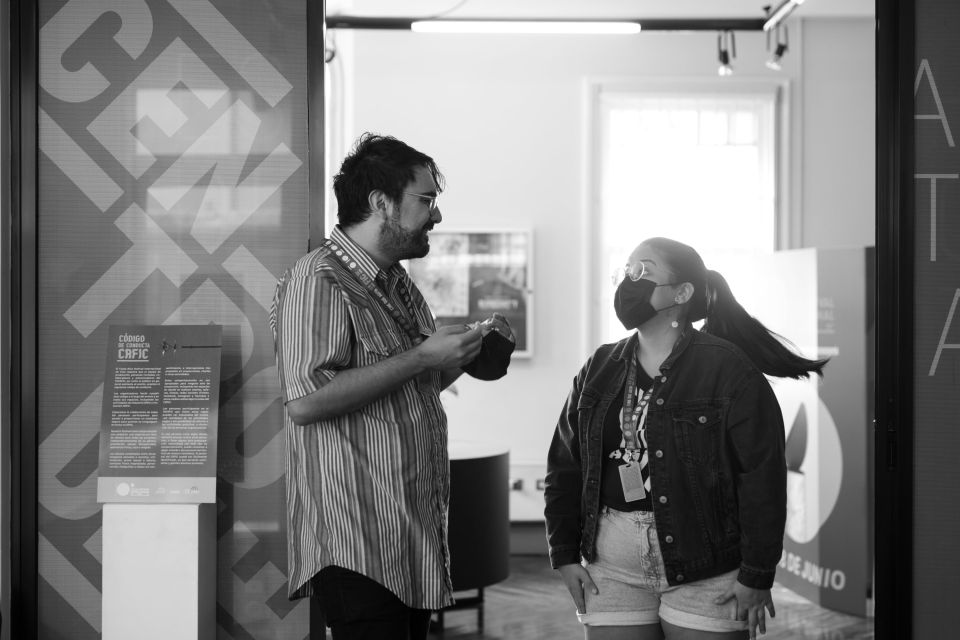 El director artístico del Festival, Fernando Chaves, conversa con Sofía Obando, de Formación CRFIC, sección en cuyos talleres impartidos por reconocidos especialistas internacionales del sector participan 26 personas.