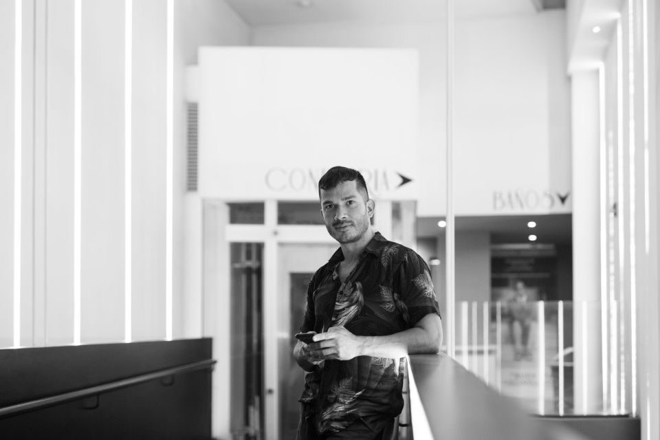 Con su talante escénico, el actor, director y dramaturgo costarricense Andy Gamboa asiste al 10CRFIC.