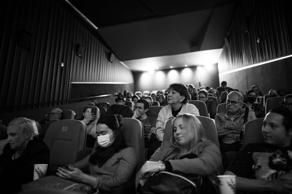 La historiadora del cine centroamericano, María Lourdes Cortés, al lado del escritor Carlos Cortés, intervino en la sección de preguntas y respuestas del estreno de la película Ámbar.