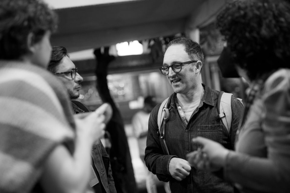 El director y actor Daniel Ross pide silencio. Este participa del Festival en la sección Industria CRFIC, Cine en Posproducción, con su proyecto El Zoólogico de la milla 70.