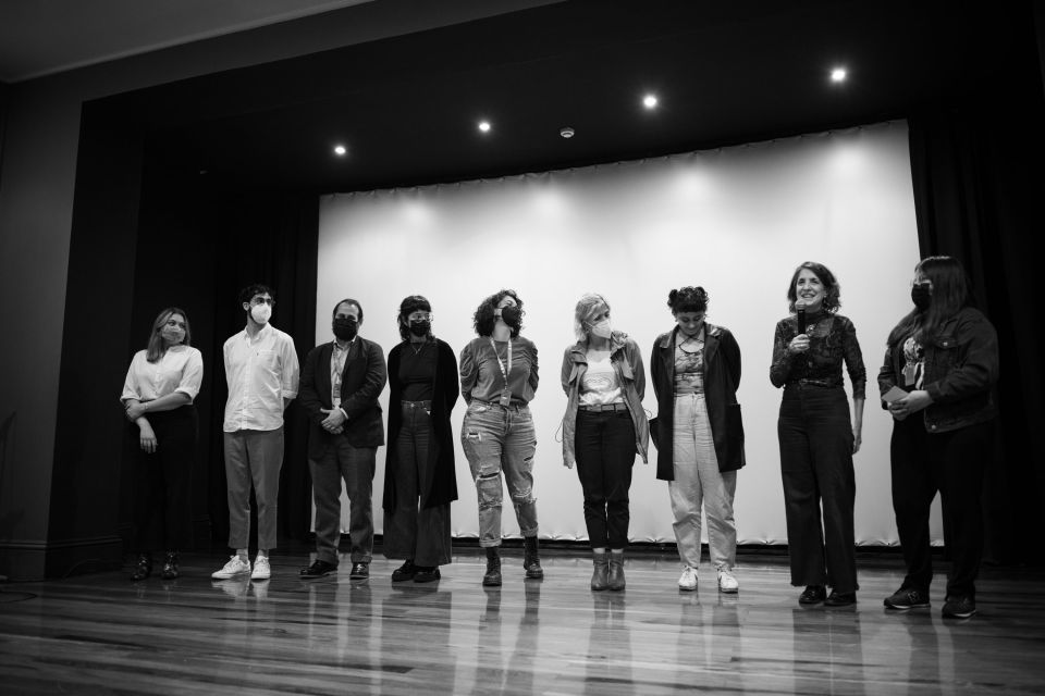 En esta foto, en orden usual las y los creadores audiovisuales: Silvia Peinador, Cristóbal Serra, Alejandra Ramirez, Natalia Solórzano, Natasha Zuñiga, Mariana Garita, Lynne Sachs y Sofía Obando.