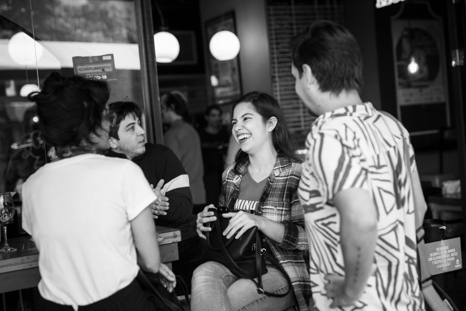 Reunión de amigues en el café Kubrik del Cine Magaly, como antesala a una función del CRFIC.