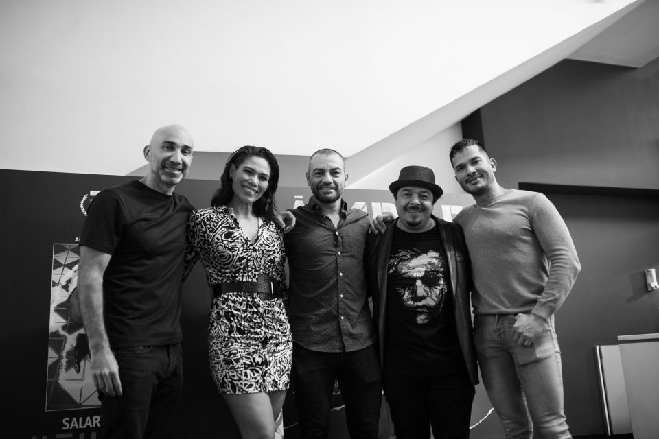 El director de Ámbar (2022), Esteban Ramírez, se expresa satisfecho al lado de los actores y actrices de la película Michelle Jones, Freddy Víquez, Alex Costa y Andy Gamboa.