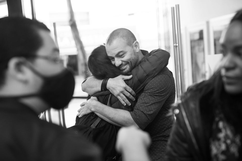 El actor costarricense Freddy Víquez (Helmut), quien protagoniza la película Ámbar (2022), se funde en un sentido abrazo a la entrada del Cine Magaly.
