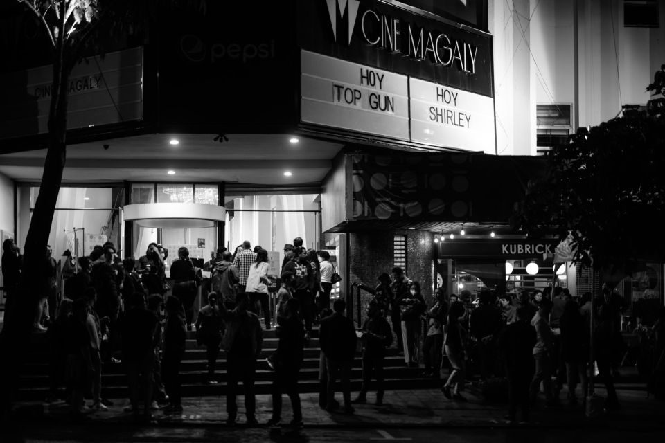 El legendario Cine Magaly se ilumina de noche para recibir a los espectadores que se agitan con la programación de la décima edición del CRFIC. Una nutrida fila se formó en las afueras del edificio para ver los cortometrajes nacionales en competencia.