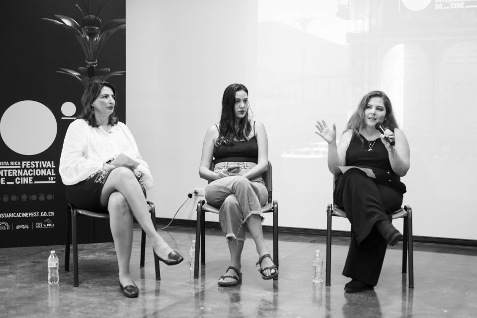 Durante el espacio de Formación CRFIC: “Se va a caer. Construyamos una industria audiovisual libre de acoso” participaron la abogada Alejandra Montiel y las cineastas Sofía Quirós, Mariana Murillo (presentes en la foto) y Patricia Velásquez.