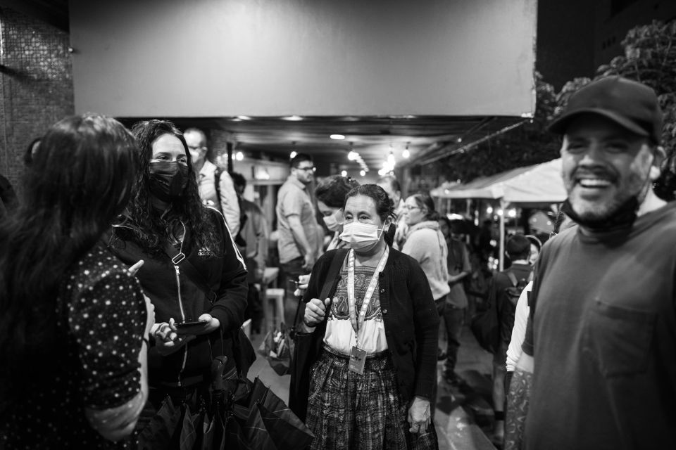 La actriz Clara Colop y el director Andrés Rodríguez del largometraje en competencia Roza (2022), disfrutan en las afueras del Cine Magaly.