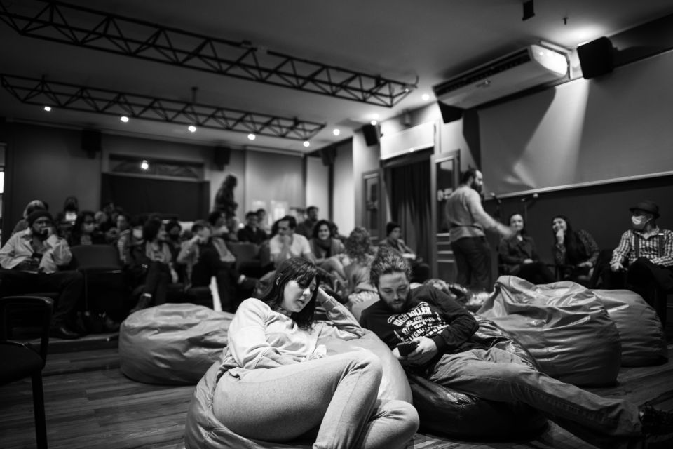 Nuestro público CRFIC a la espera de ingresar a la función en la Sala Gómez Miralles del Centro de Cine.