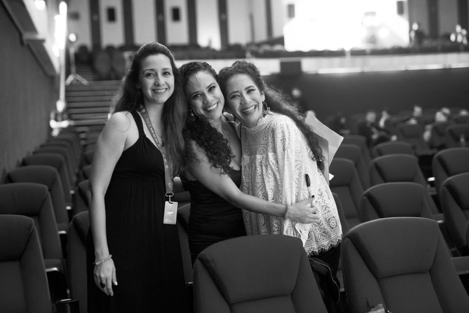 En orden usual aparecen la productora y jurado de Industria CRFIC, Karolina Hernández, nuestra maestra de ceremonias, la actriz y locutora Karina Mora y la actriz María Luisa Garita, quienes posaron felices al inicio del acto de premiación