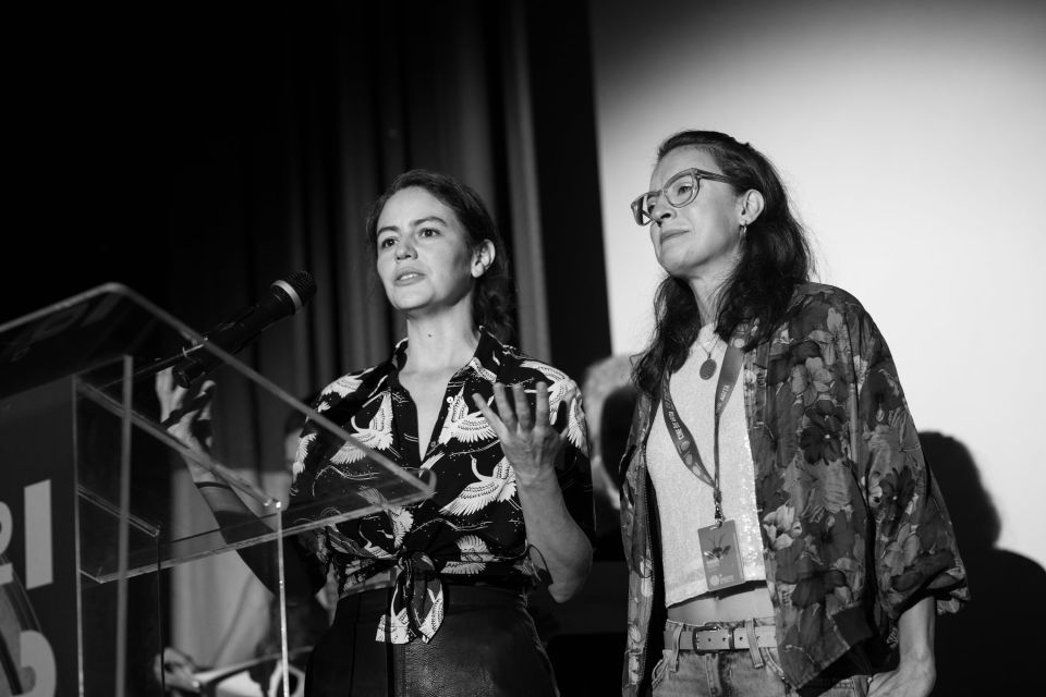 La directora Raquel Chacón (derecha) y la productora Kattia G. Zúñiga. pudieron expresar su emoción al recibir el premio el segundo premio Cine House en la categoría de Foro de presentación de proyectos de Industria CRFIC, por su película “Hanna y la maravillosa historia de la criatura Aimar”.