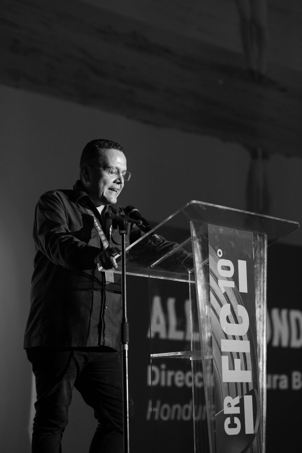 El productor hondureño Servio Tulio Mateo recibió el galardón de Industria CRFIC, categoría Cine en posproducción por 2,5 millones de colones por la película pronta a estrenarse “Allá donde nace el sol”, dirigida por Laura Bermúdez y codirigida por Jorge García.