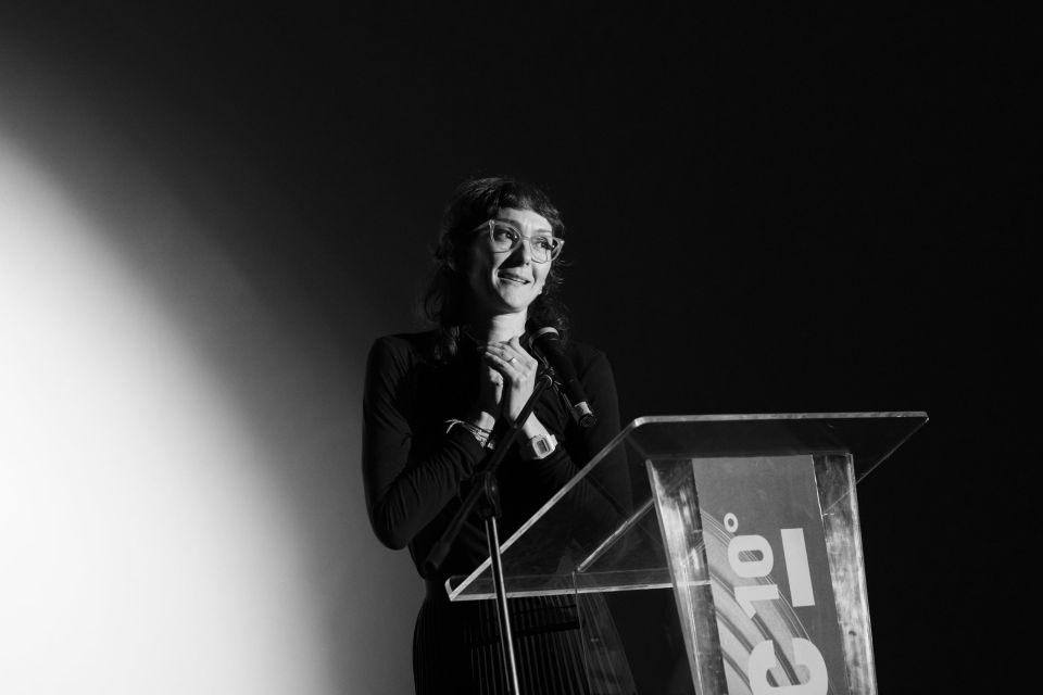 La cineasta Clea Eppelin recibió un galardón de 3 millones de colones en Industria CRFIC en la categoría Cine en Posproducción por la película “Órbita”, la que se encuentra a punto de finalizar en conjunto con su productor Ernesto Jara.