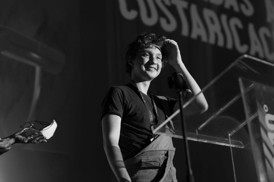 Charlie López recibió una Mención de honor por su película “Los nadadores” (2022), la que refleja, de acuerdo con el jurado, “una prometedora trayectoria de un realizador con una voz original”..