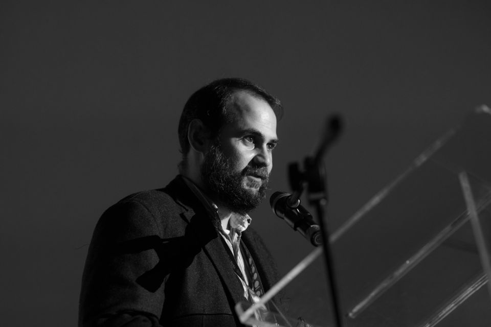 El realizador Francisco Saco, obtuvo una Mención especial del jurado por su cortometraje titulado “Entre luces dibujo tu rostro” (2022), una historia familiar sobre la pertenencia y la identidad.