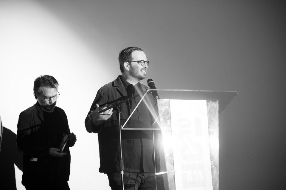 El cineasta Nicolás Pacheco, director de “La pasión de Nella Barrantes”, película galardonada como Mejor largometraje costarricense, expresó su sorpresa por este reconocimiento y recordó a sus maestras de vida.