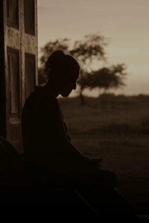 Ella se detiene a mirar