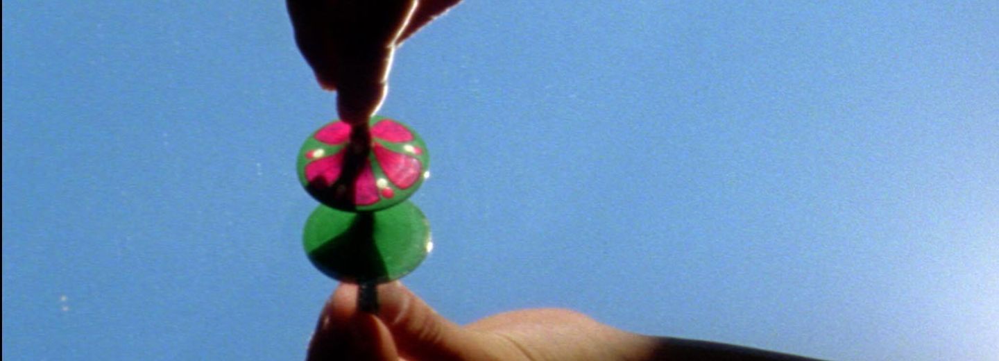 Still película Flowers blooming in our throats