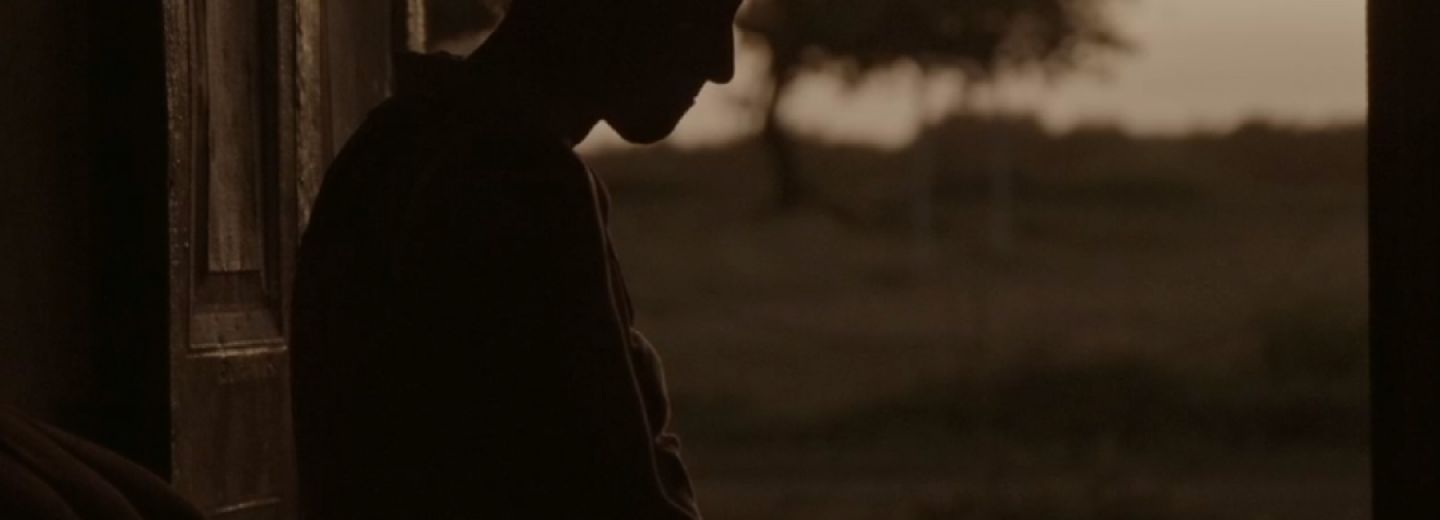 Ella se detiene a mirar