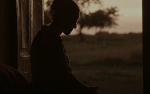 Ella se detiene a mirar